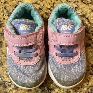 Nike tennis shoes size 6T excellent condition